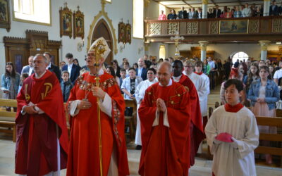 Weihbischof Graf spendet die Firmung an 56 Kinder aus den Pfarreiengemeinschaften Hirschau und Schnaittenbach